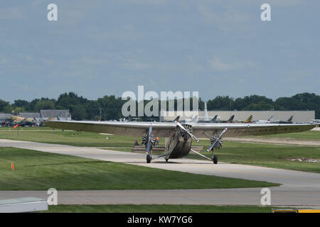 Oshkosh, WI - 24. Juli 2017: ein Jahrgang transkontinentalen Luftverkehrs Ford Modell 5-AT-B trimotor Flugzeuge Stockfoto