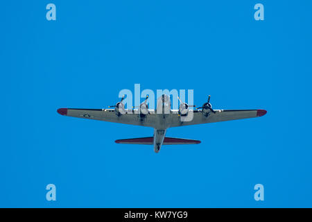 Oshkosh, WI - 24. Juli 2017: ein B-17 Bomber flying Overhead. B-17 Bomber wurde während des Zweiten Weltkrieges verwendet Stockfoto