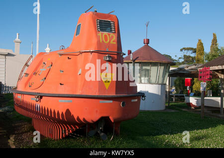 Formstoff Rettungsboot und andere Displays im Maritime Museum im historischen Port Albert an der Küste der Bass Strait, Victoria, Australien Stockfoto