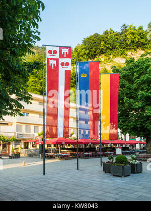 Vaduz, Liechtenstein - 28. Mai 2016: Street View mit bunten Fahnen des Fürstentums Liechtenstein in Vaduz. Stockfoto