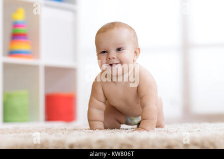 Ziemlich crawling Baby in Windel getragen Stockfoto