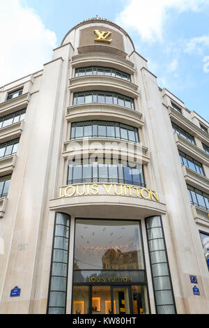 PARIS, Frankreich, 26. SEPTEMBER 2017: Blick von Louis Vuitton Clothing Store in Champ Elysees Avenue Stockfoto