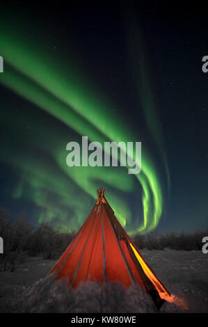 Aurora Borealis über einen traditionellen Tipi in Abisko, Schweden Stockfoto
