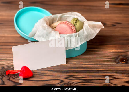 Macarons Kuchen in Geschenkbox, rote Herzen und leer Leer, St. Valentines Tag Konzept Stockfoto