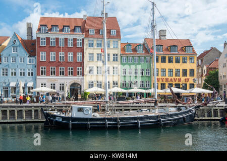 Alte Holzschiffe n Nyhavn, Hafen aus dem 17. Jahrhundert im Zentrum von Kopenhagen und eine beliebte Touristenattraktion und Entertainment Viertel. Stockfoto