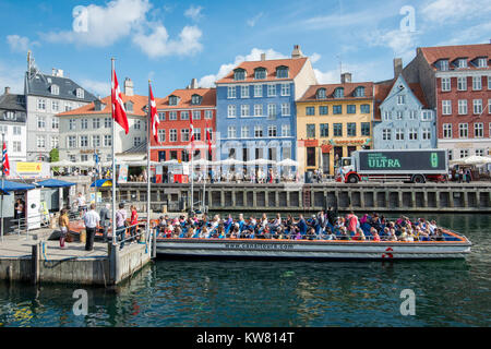 Tour Boot in Nyhavn, Hafen aus dem 17. Jahrhundert im Zentrum von Kopenhagen und derzeit eine beliebte Touristenattraktion Stockfoto