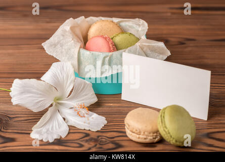 Bunte macarons Kuchen in Geschenkbox, Hibiskus Blume und leer Leer, Tag der Frauen Konzept Stockfoto