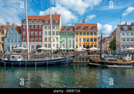 Alte Holzschiffe n Nyhavn, Hafen aus dem 17. Jahrhundert im Zentrum von Kopenhagen und eine beliebte Touristenattraktion und Entertainment Viertel. Stockfoto