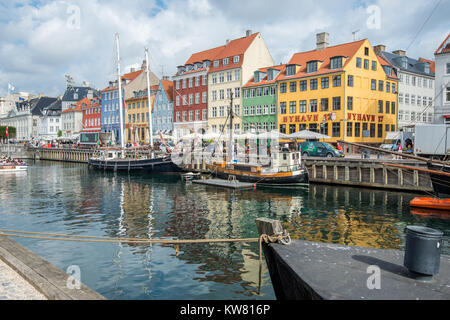 Alte Holzschiffe n Nyhavn, Hafen aus dem 17. Jahrhundert im Zentrum von Kopenhagen und eine beliebte Touristenattraktion und Entertainment Viertel. Stockfoto