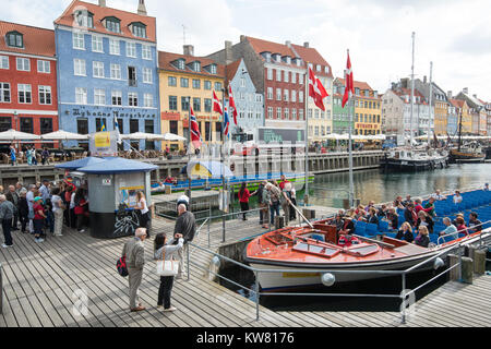 Tour Boot in Nyhavn, Hafen aus dem 17. Jahrhundert im Zentrum von Kopenhagen und derzeit eine beliebte Touristenattraktion Stockfoto