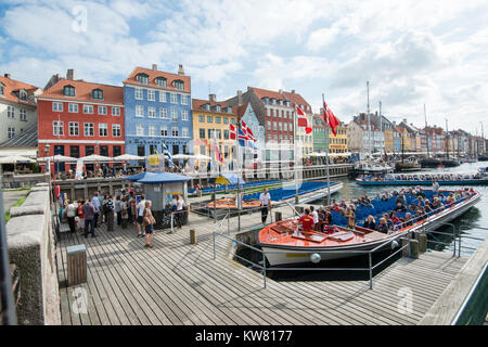 Tour Boot in Nyhavn, Hafen aus dem 17. Jahrhundert im Zentrum von Kopenhagen und derzeit eine beliebte Touristenattraktion Stockfoto