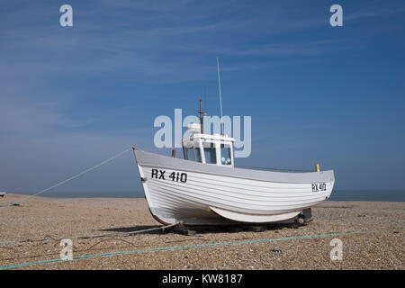 Ein Fischerboot auf dem Kiesstrand bei Dungeness nahe Lydd in Kent Stockfoto