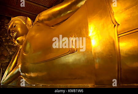 Detail des Liegenden Buddha Statue im Wat Pho Tempel in Bangkok, Thailand. Das Bild stellt den Eintrag von Buddha ins Nirvana. Stockfoto