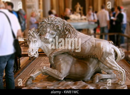 Lion hunting. Antiken Skulptur eines Löwen bösartig angreifenden ein Pferd, in den Vatikanischen Museen, Rom, Italien. Stockfoto