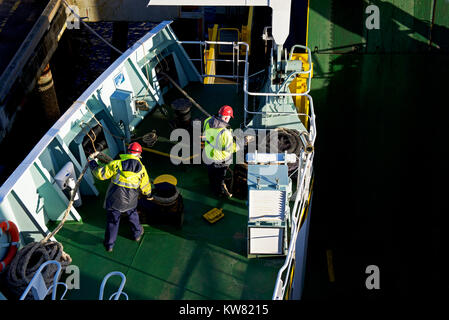 Männer an der Arbeit auf der MV Bute Fähre bei Wemyss Bay, Motorradtouren, Schottland Stockfoto