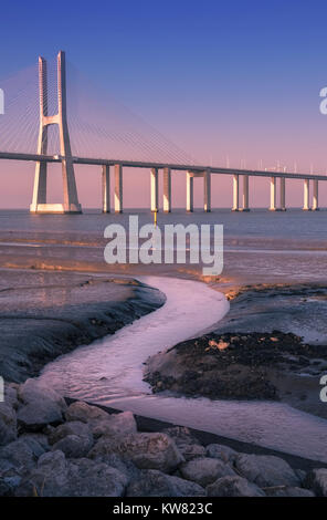Vasco Da Gama Bridge bei Sonnenuntergang, überqueren den Tagus Fluss, Parque Das Nacoes, Lissabon, Portugal Stockfoto