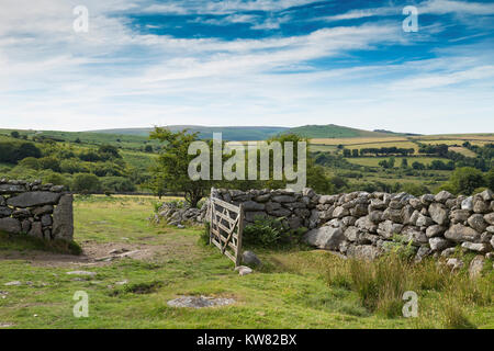 Ein Bild mit einem traditionellen fünf bar Gate und Steinmauern, die ein Tor in die Landschaft von Dartmoor, Devon, England, UK. Stockfoto