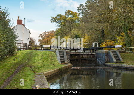 Ein Bild von einer Schleuse Tor und lock keepers Cottage am Grand Union Canal an Newton Harcourt, Leicestershire, England, UK gelegen Stockfoto