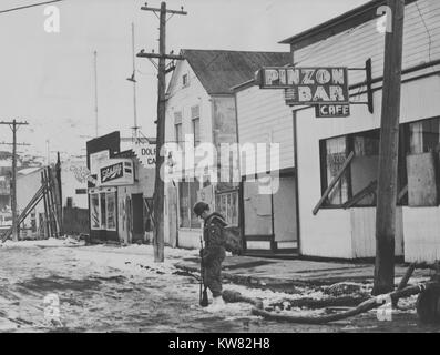 Armee wachen auf einer Hauptstraße in Valdez, Alaska stationiert, nachdem es von einer Flutwelle und Erdbeben, 27. März 1964 erschüttert wurde. Stockfoto