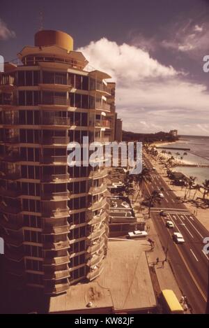 Hotel am Wasser entlang in den beliebten Strand von Waikiki, Honolulu, Hawaii, Oktober, 1973. Stockfoto