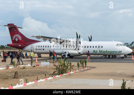 Passagiere, die von einem Flug der Air Madagascar in Flughafen. Madagaskar, Afrika. Stockfoto