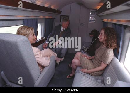 Präsident William Jefferson Clinton, First Lady Hillary Rodham Clinton, Tochter Chelsea Clinton, und Freund der Hund in Marine One, Juli 24, 1998 sitzen. Stockfoto