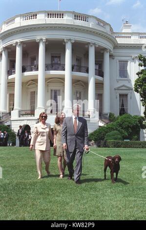 Präsident William Jefferson Clinton, First Lady Hillary Rodham Clinton, Chelsea Clinton walking pet Buddy der Hund auf dem Südrasen des Weißen Hauses, 24. Juli 1998. Stockfoto