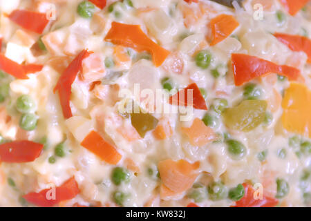 Typische neapolitanische Gericht der Weihnachtszeit "Russischen Salat" aus eingelegtes Gemüse und frische mit Mayonnaise Stockfoto