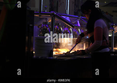 Essen warm gehalten am All-you-can-eat Restaurant Stockfoto