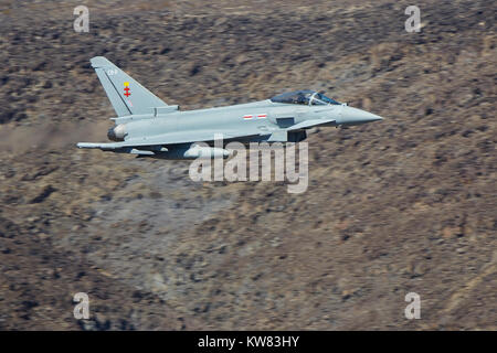 Die britische Royal Air Force Eurofighter Typhoon FGR 4 Kampfjet Fliegen auf niedrigem Niveau und hoher Geschwindigkeit durch Rainbow Canyon, Kalifornien, USA. Stockfoto