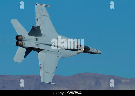 US Navy F/A-18E Super Hornet Kampfjet Fliegen auf niedrigem Niveau in den Panamint Valley im Death Valley National Park Kalifornien. Stockfoto
