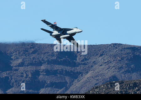 US Navy F/A-18E Super Hornet Fliegen auf niedrigem Niveau durch Rainbow Canyon (Star Wars Canyon), Kalifornien, USA. Stockfoto