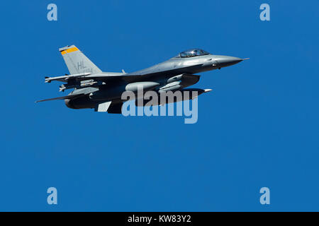 Die amerikanische LUFTWAFFE F-16C Fighting Falcon Jet Fighter, Fliegen über Rainbow Canyon Kalifornien. Stockfoto