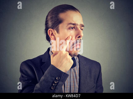 Junge eleganten Mann unter Schlafproblemen leidet und auf der Suche nach fleißigen müde. Stockfoto