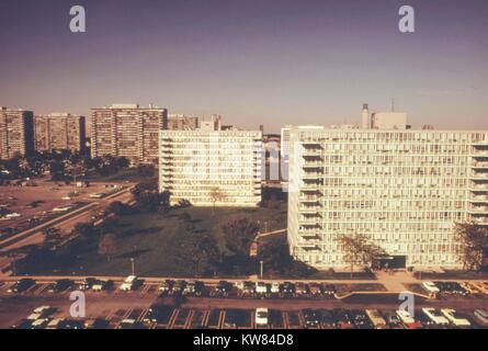 Eine Luftaufnahme des Sees Lake Apartment Komplex im Süden von Chicago Seite, 70% durch schwarze Menschen, Chicago, Illinois, März, 1974 bewohnt. Bild mit freundlicher Genehmigung von John White/US National Archives. Mit freundlicher Genehmigung der nationalen Archive. Stockfoto