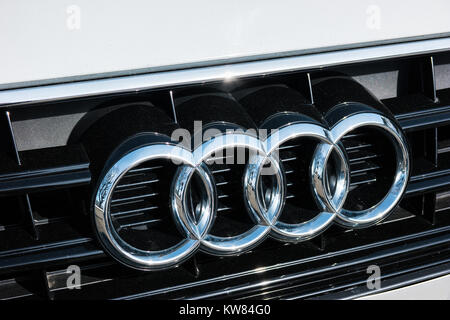 Audi Emblem auf einem Auto Grill. Audi ist ein deutscher Automobilhersteller, Designs, Ingenieure, produziert, vermarktet und vertreibt Luxusautomobilen Stockfoto