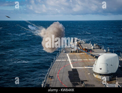 Der Arleigh-burke-Klasse Lenkwaffen-zerstörer USS Mitscher (DDG57) Brände eine Markierung 45 5-Zoll-gun Stockfoto