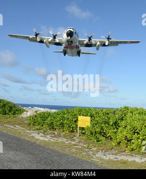 Einen HC-130 Hercules Flugzeug von Coast Guard Air Station Friseure, Oahu, Hawaii, bereitet auf der Rollbahn am Kwajalein-atoll zu landen in der Marschall Stockfoto