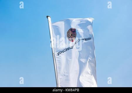 Porsche Logo auf einer Flagge. Ferdinand Porsche gründete das Unternehmen 1931 mit Hauptsitz im Zentrum von Stuttgart. Stockfoto