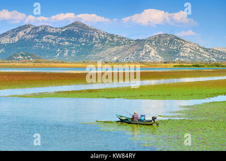 Fischerboot auf Skutarisee, Montenegro Stockfoto