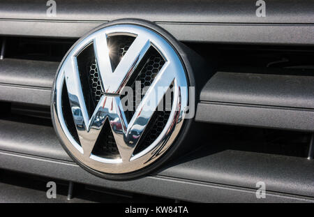 Volkswagen VW-Schild Logo auf einem Autogrill. Volkswagen ist ein berühmter europäischer Automobilhersteller mit Sitz in Deutschland. Stockfoto