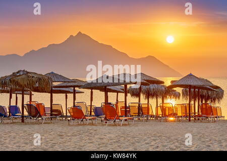 Sonnenaufgang auf der Chalkidiki (Chalkidiki) Strand, Berg Athos im Hintergrund, Griechenland