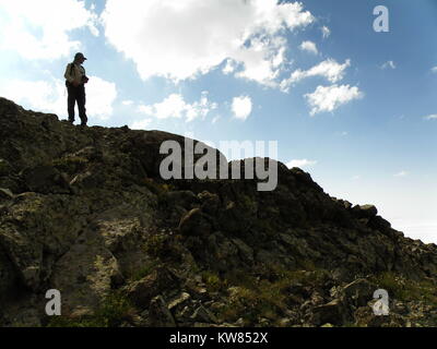 Die Demirkapi Berge südlich von Longlake von Caykara Bezirk. Unidetified Wanderers Rest nehmen in Richtung auf die erstaunliche Szene. Stockfoto