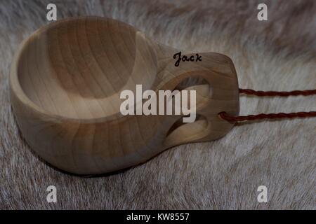 Traditionelle samische Kuksy, Holz- Trinkbecher, von Lappland über arktische Rentier Fell. Winter 2017. Stockfoto