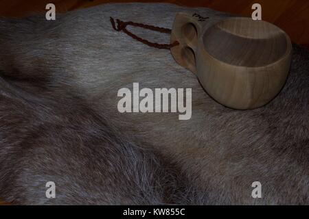 Traditionelle samische Kuksy, Holz- Trinkbecher, von Lappland über arktische Rentier Fell. Winter 2017. Stockfoto