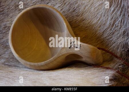 Traditionelle samische Kuksy, Holz- Trinkbecher, von Lappland über arktische Rentier Fell. Winter 2017. Stockfoto