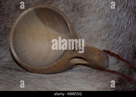 Traditionelle samische Kuksy, Holz- Trinkbecher, von Lappland über arktische Rentier Fell. Winter 2017. Stockfoto