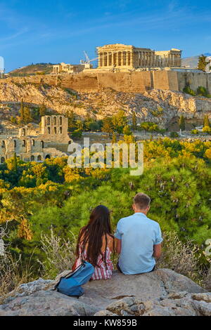 Junges Paar im Parthenon Viewpoint, Akropolis, Athen, Griechenland Stockfoto