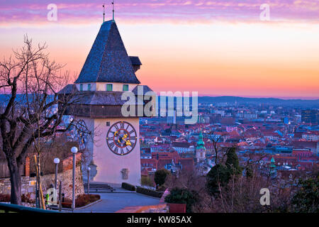 Grazer Wahrzeichen und Stadtbild Dämmerung Blick vom Schlossberg, Steiermark in Österreich Stockfoto