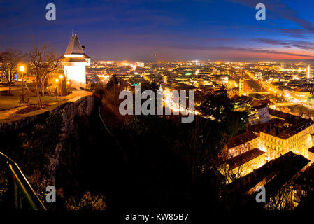 Graz Antenne nacht Panoramablick vom Schlossberg, Steiermark in Österreich Stockfoto